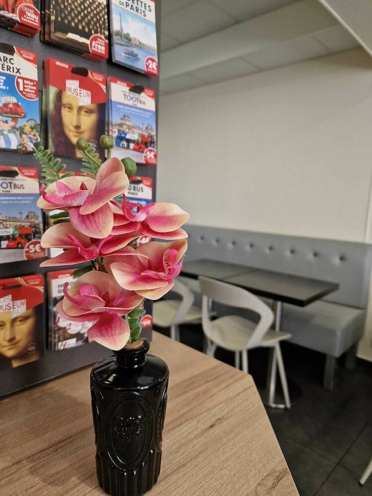 Фото Hotel D'Anjou Levallois-Perret