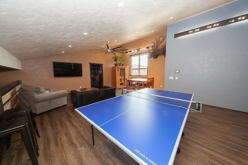 Фото Log Cabin Lodge & Suites