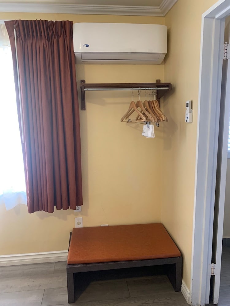 Фото Oasis Inn & Suites