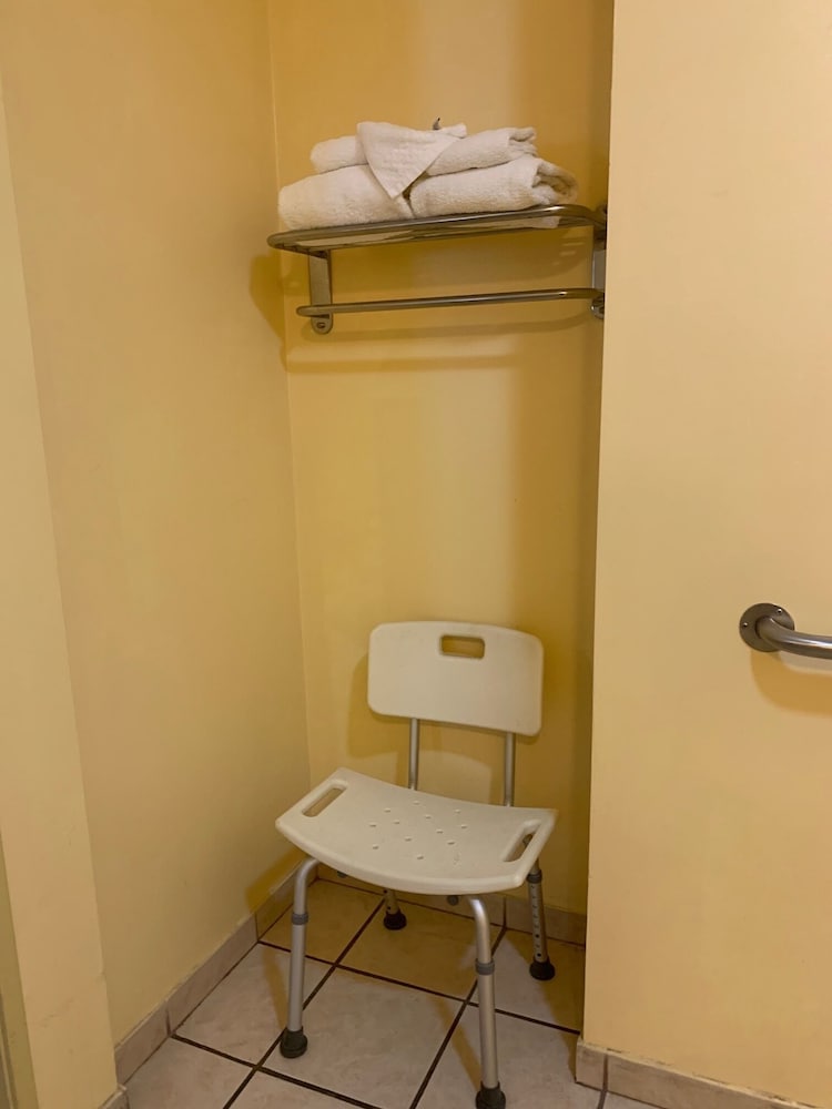 Фото Oasis Inn & Suites
