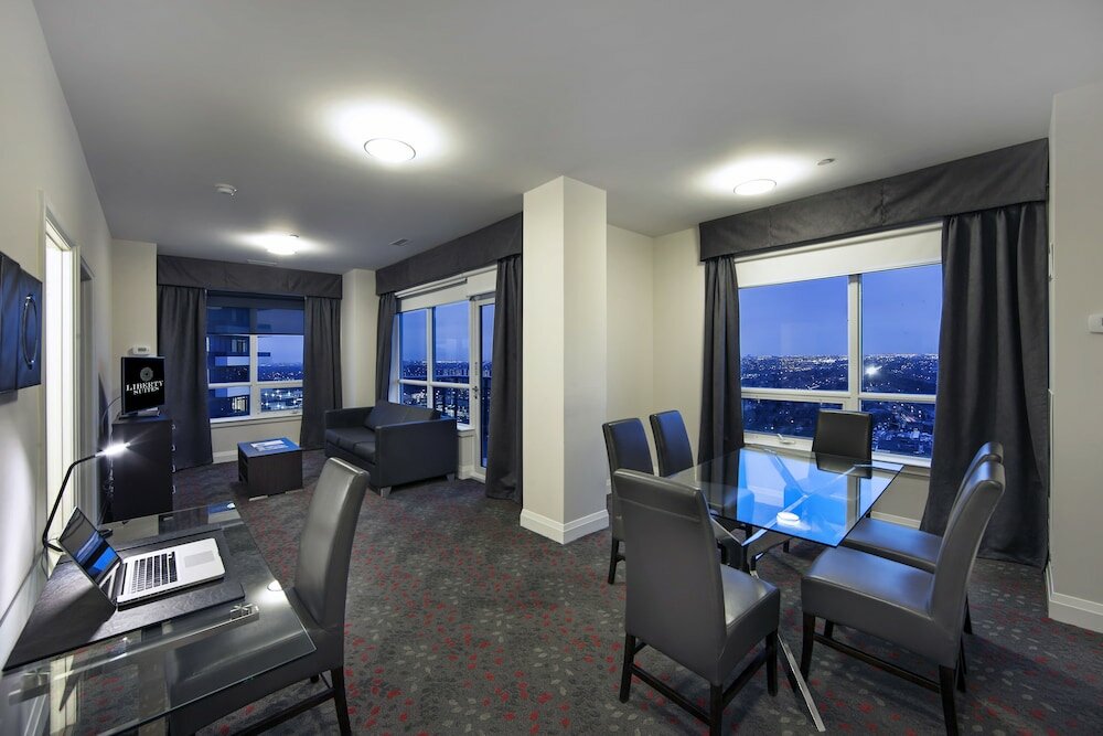 Фото Liberty Suites Hotel