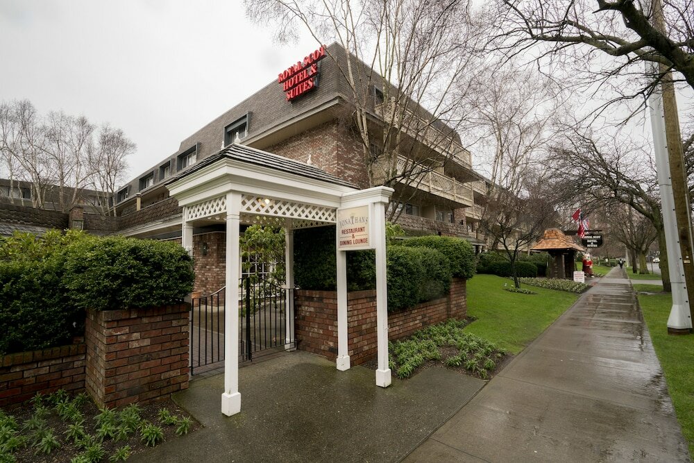 Фото Royal Scot Hotel & Suites