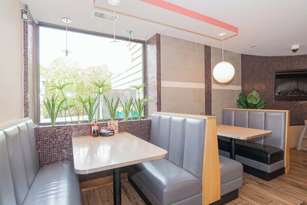 Фото Sandman Signature Vancouver Airport Hotel & Resort