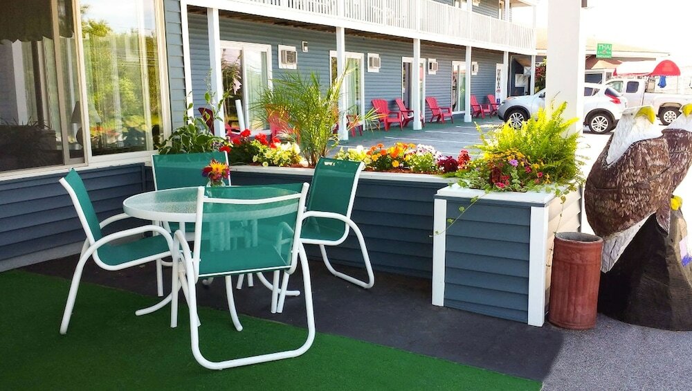 Фото Colonial Inn Ellsworth