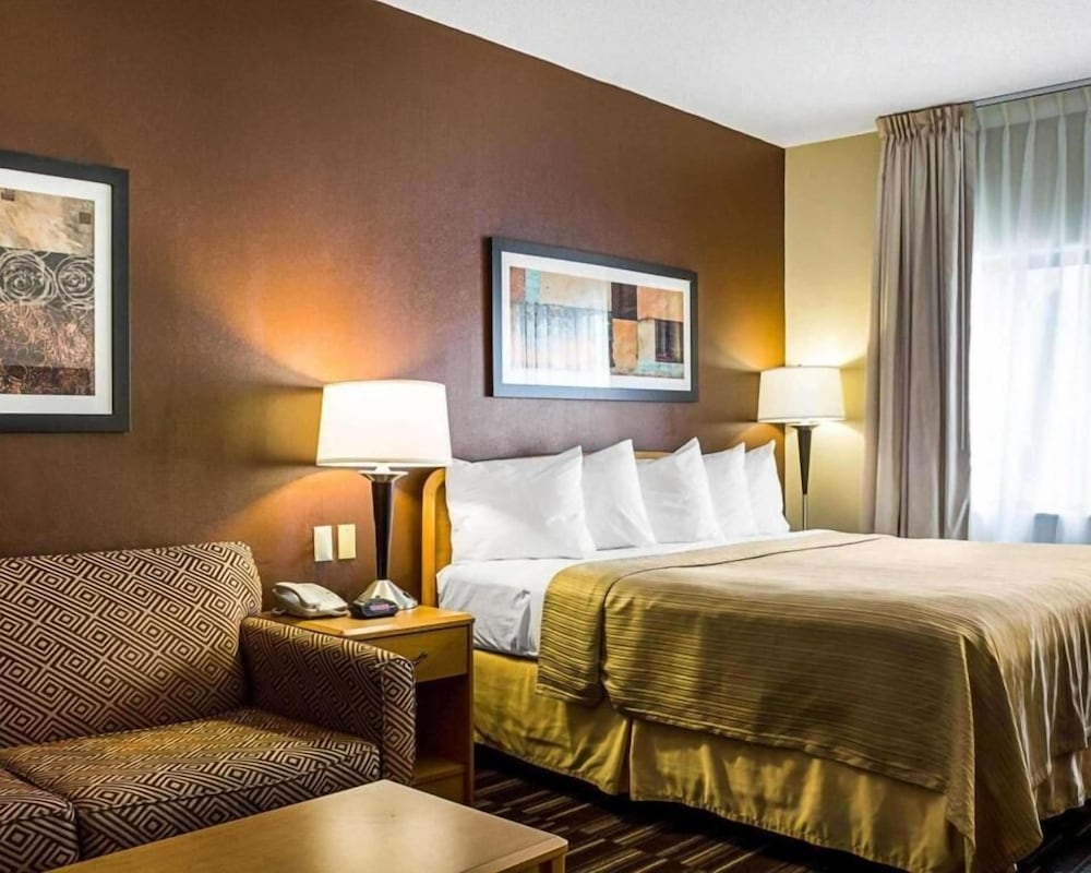 Фото Quality Suites Near West Acres