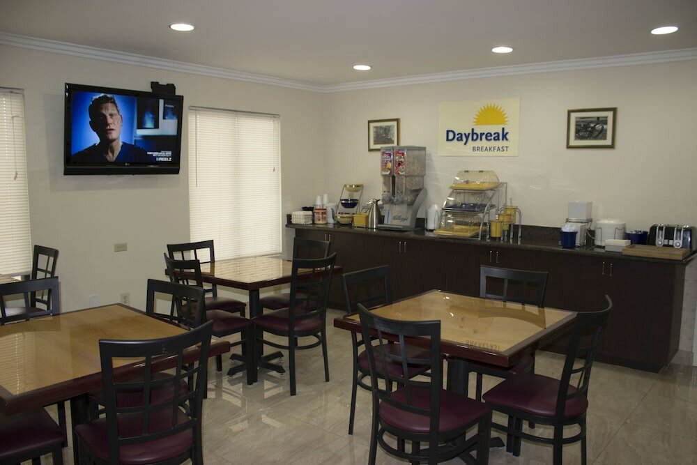 Фото Days Inn by Wyndham Indio