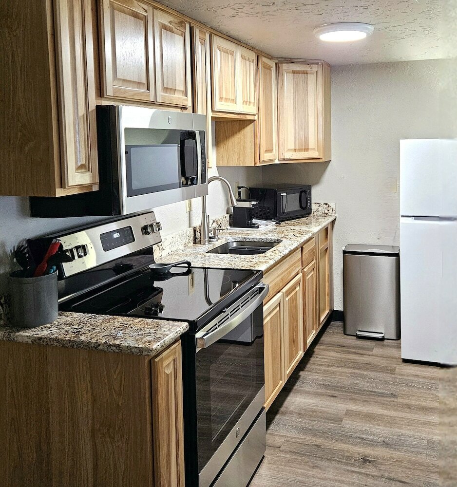 Фото Days Inn and Suites by Wyndham Downtown Missoula-University