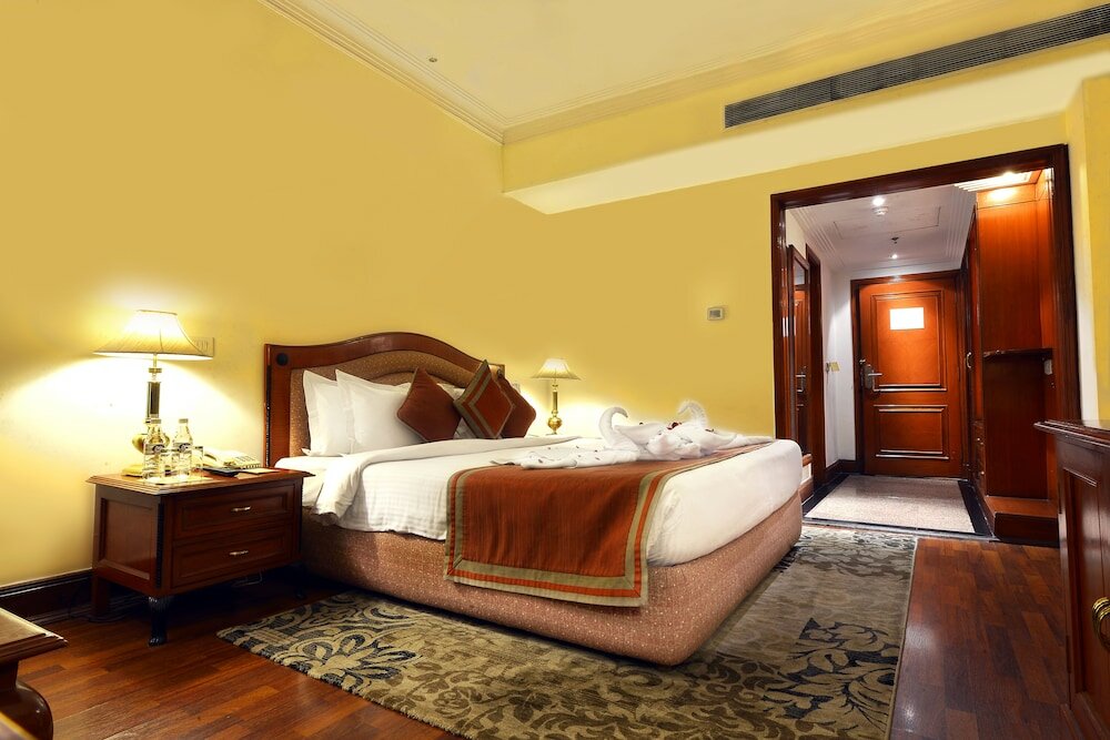 Фото The Bristol Hotel