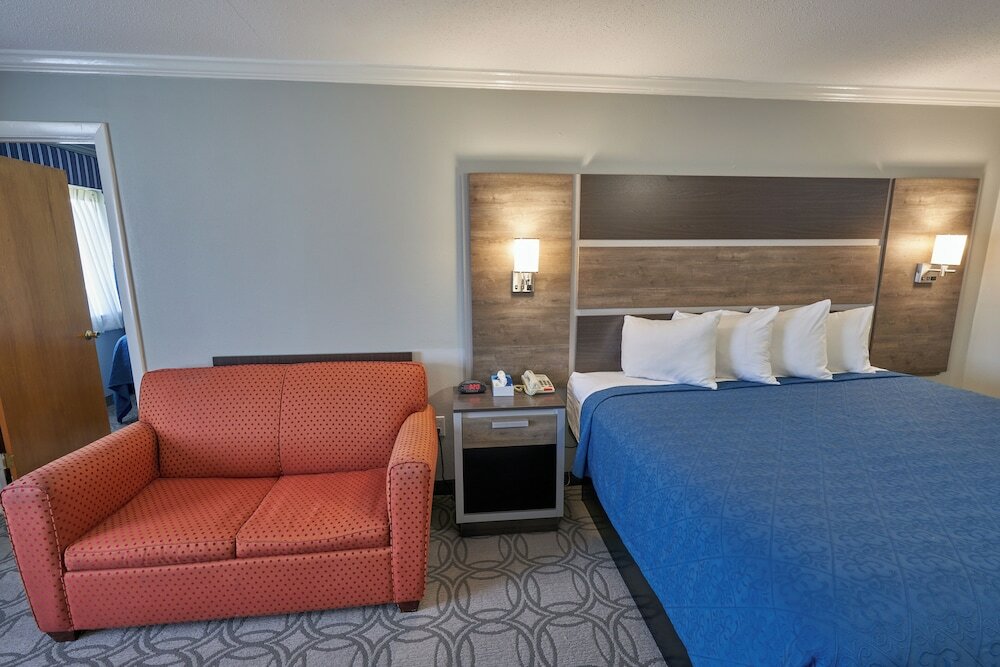 Фото Ambassador Inn & Suites