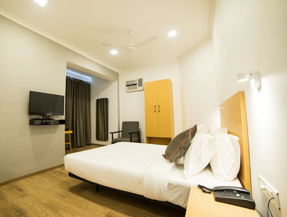 Фото Hotel Highway Residency