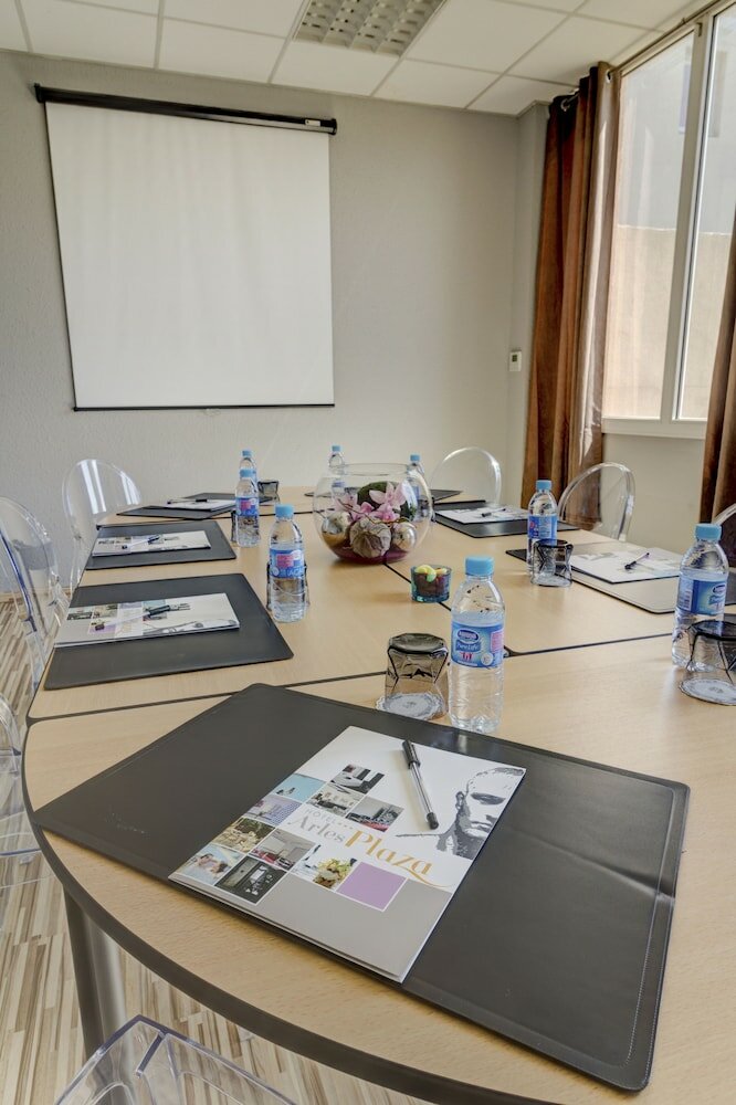 Фото Hôtel Arles Plaza