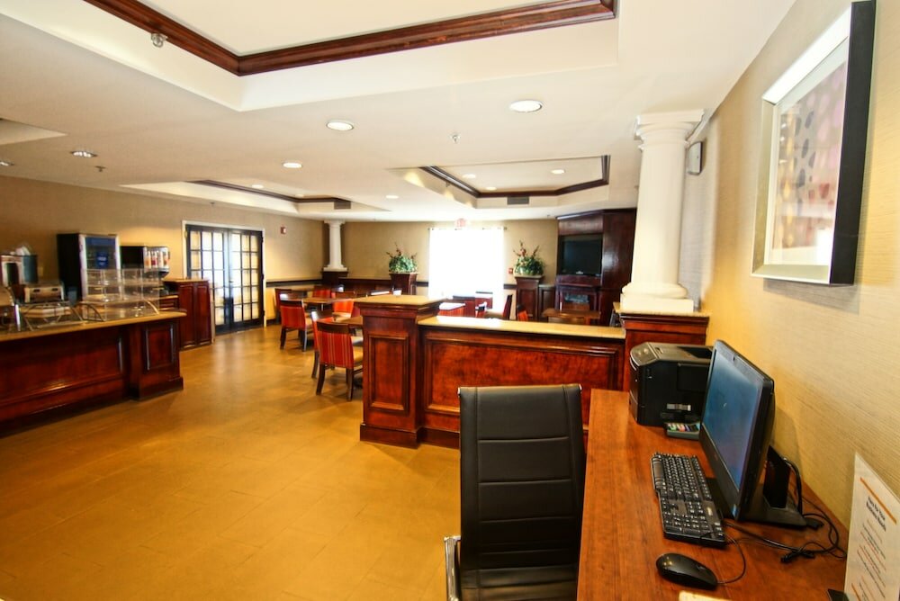 Фото Comfort Suites Near University