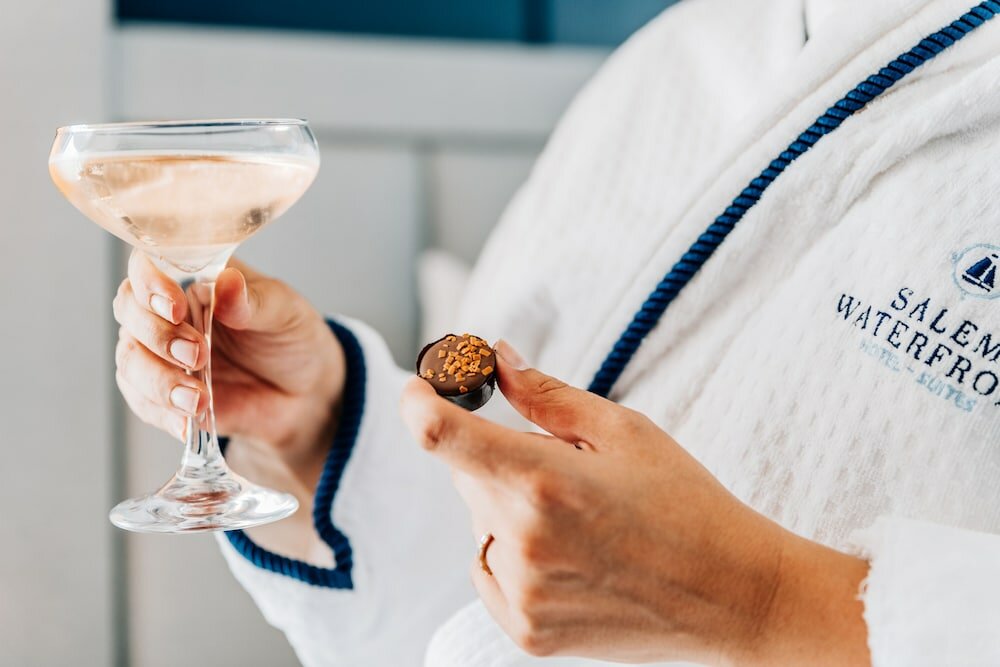 Фото Salem Waterfront Hotel & Suites