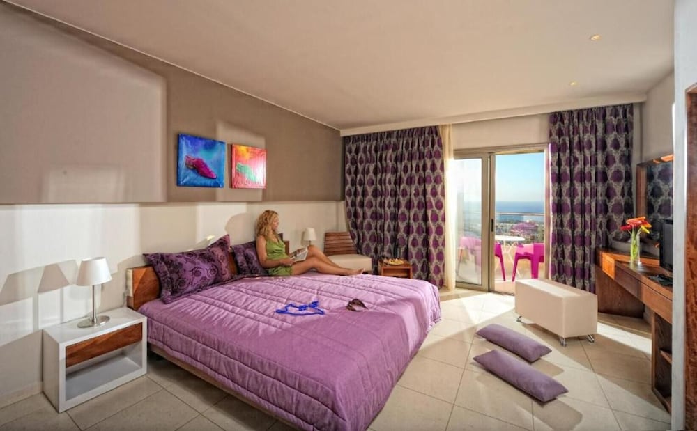 Фото Royal Heights Resort Villas & SPA