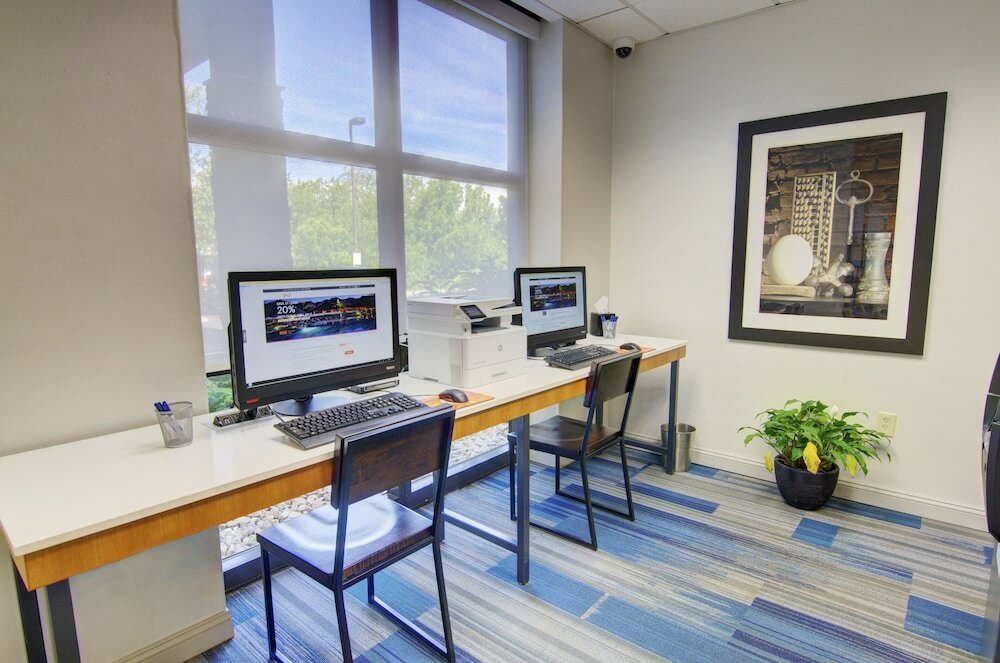 Фото Holiday Inn Express & Suites Blacksburg - University Area, an Ihg Hotel