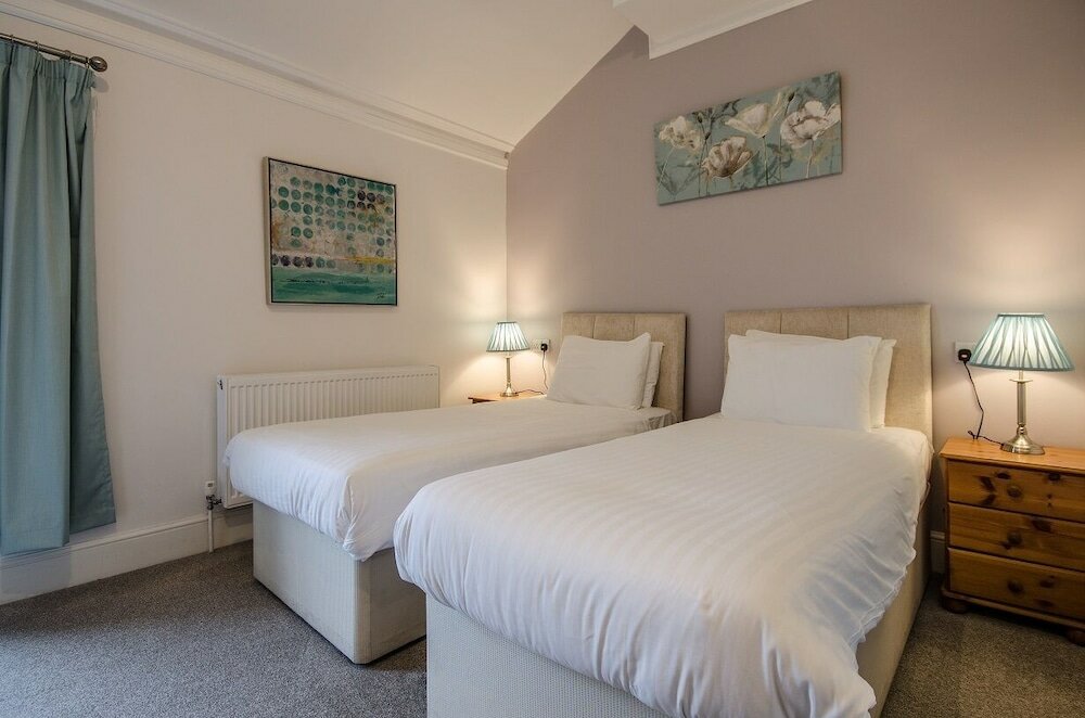 Фото Dukes Folly Hotel