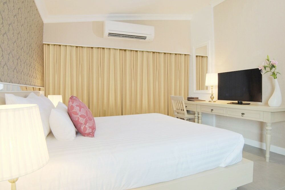 Фото The Raya Surawong Bangkok