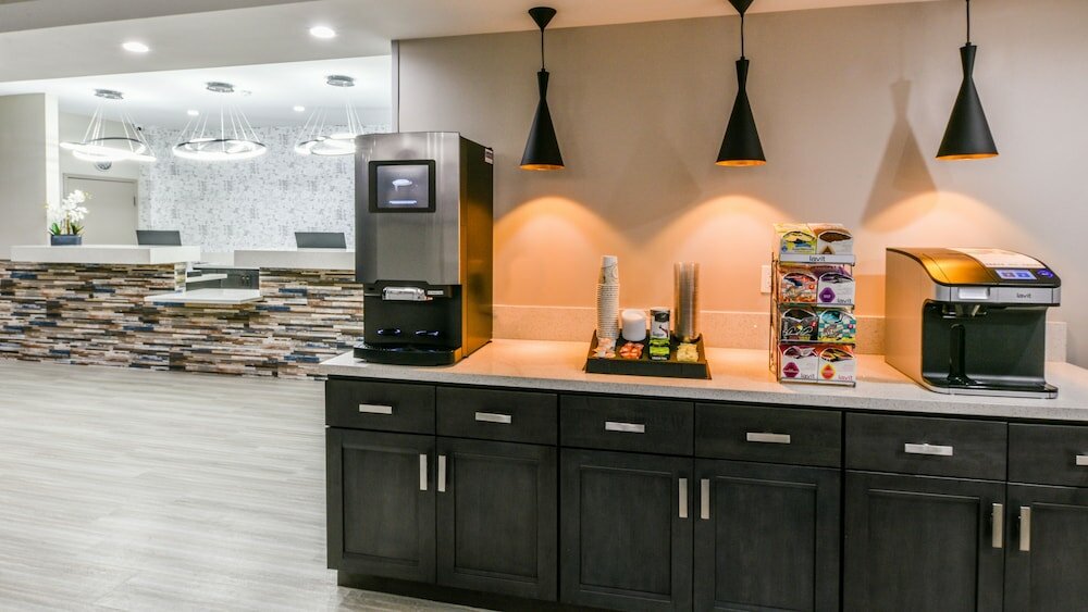 Фото Hollywood Inn Suites Hotel
