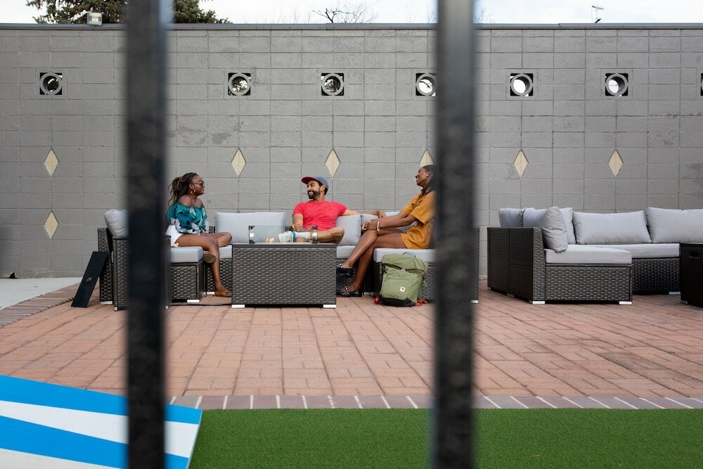 Фото Travelers Uptown Motel