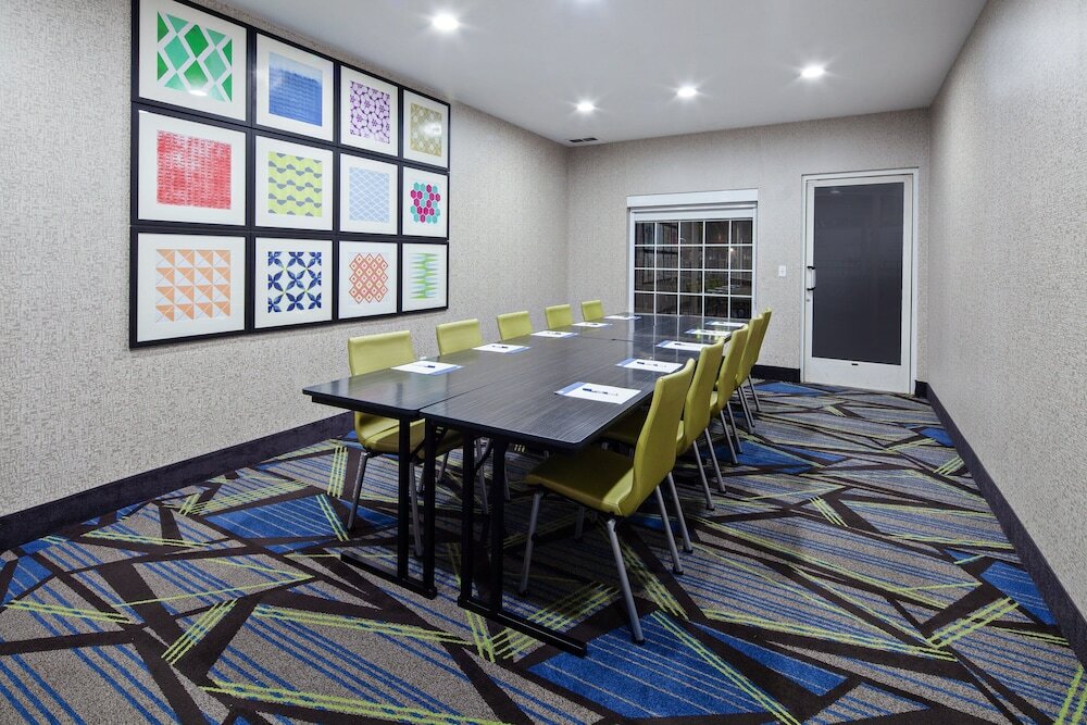 Фото Holiday Inn Express & Suites Tulare, an Ihg Hotel
