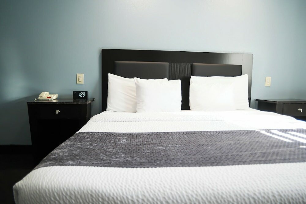 Фото Days Inn by Wyndham West Covina