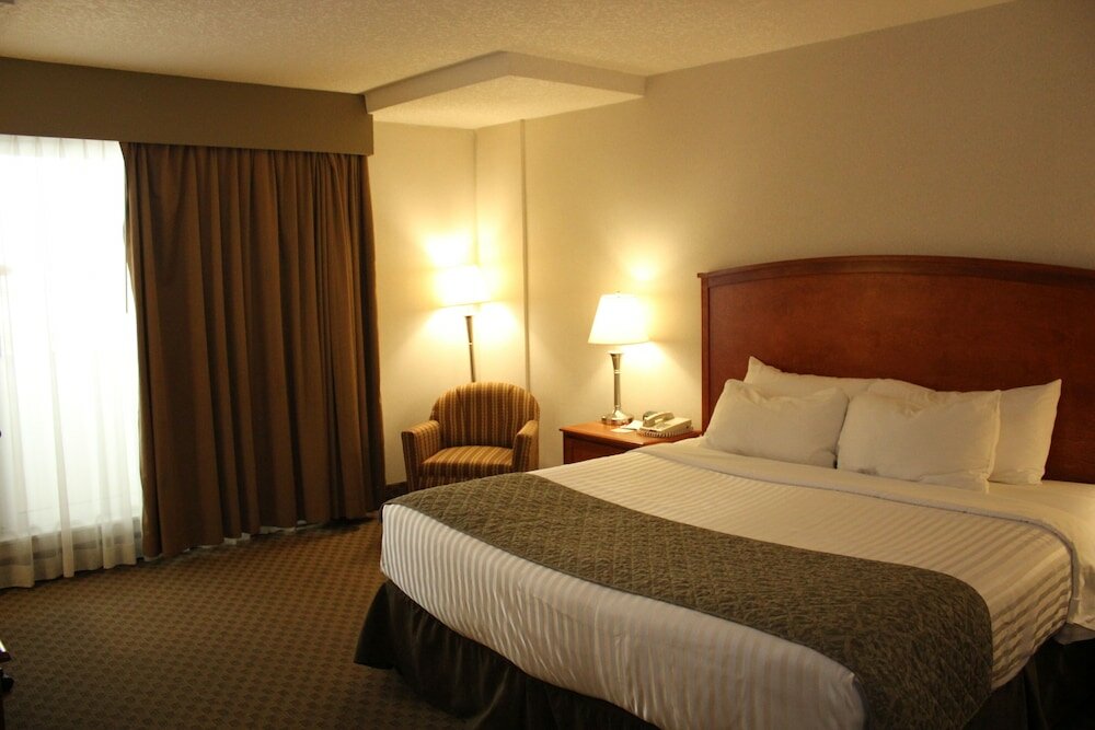 Фото Ramada by Wyndham Edmonton South