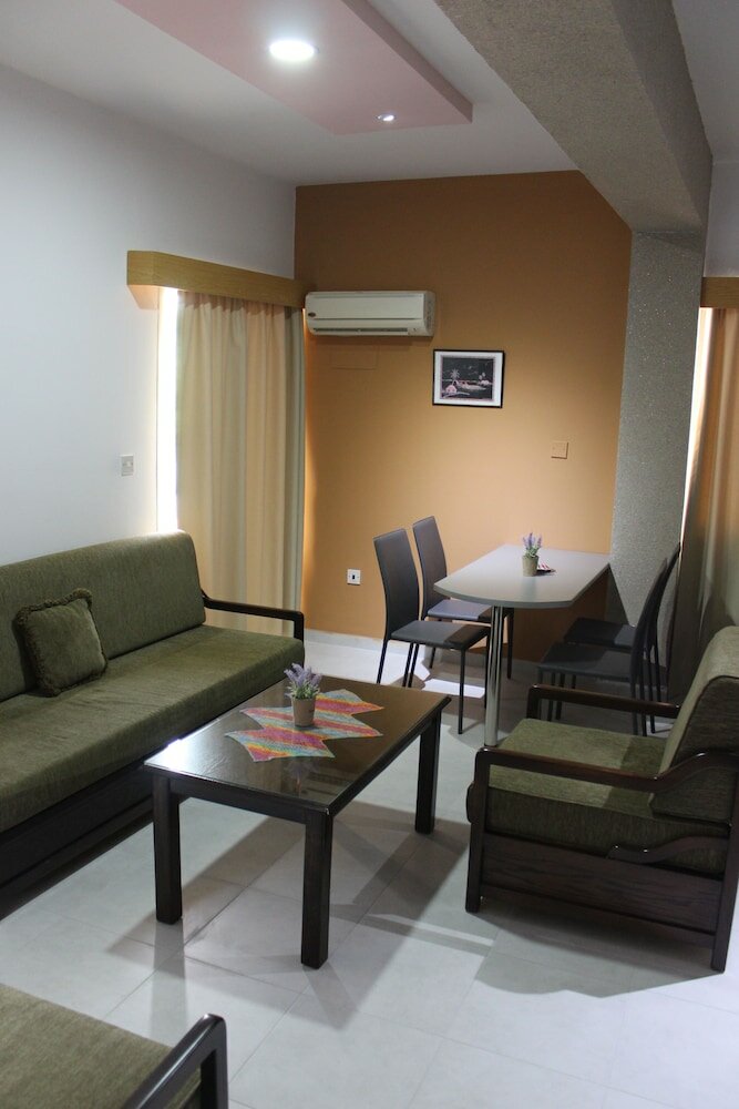 Фото Petsas Apartments & Tavern