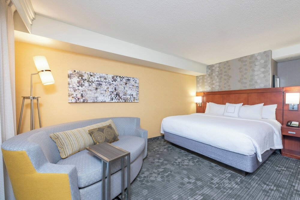 Фото Courtyard Milwaukee Airport