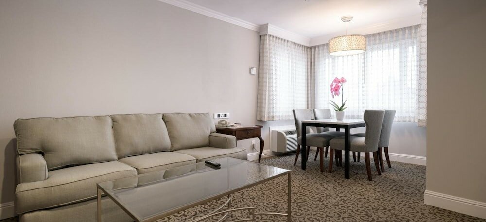 Фото Woodcrest Hotel