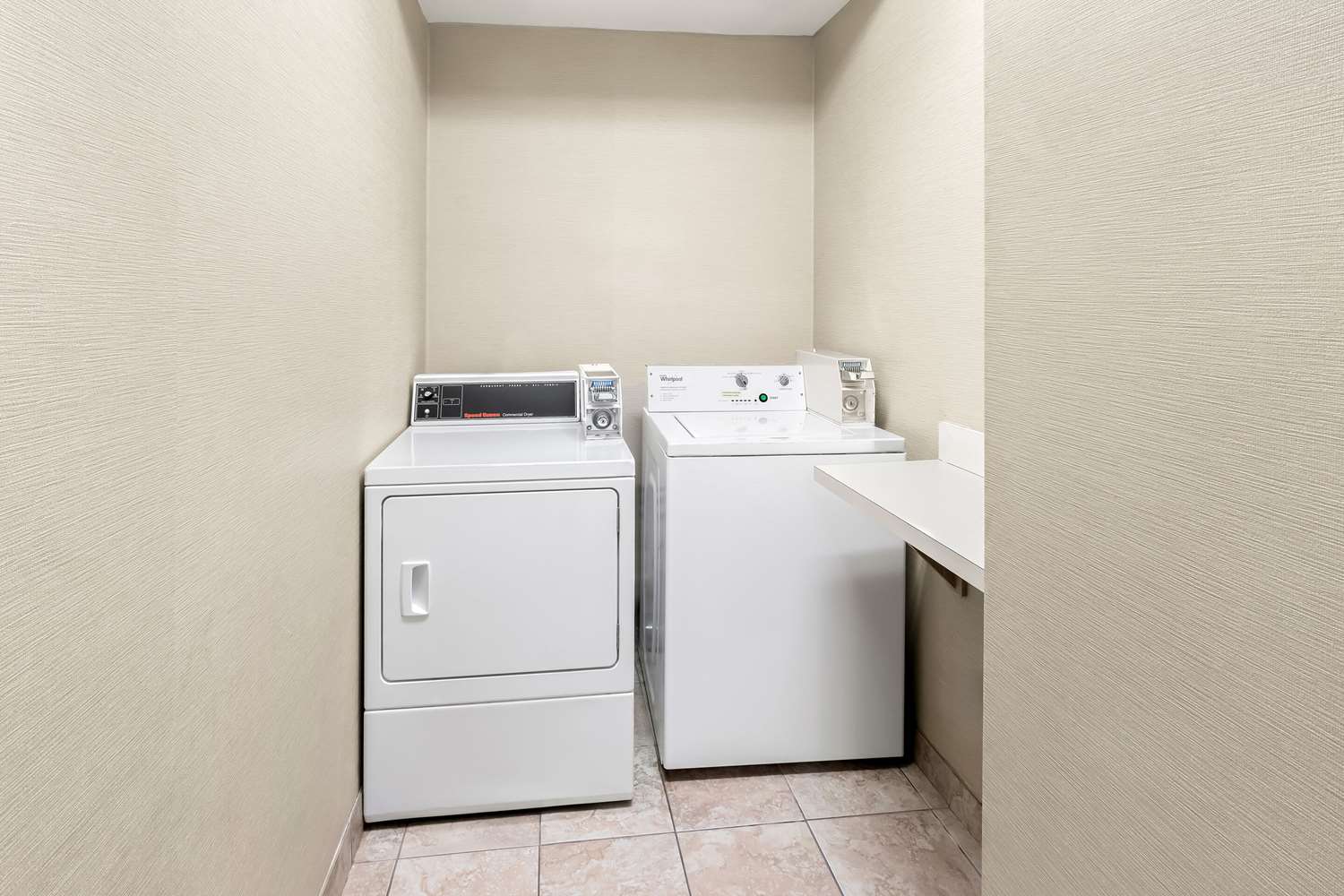 Фото Comfort Suites Portland Airport