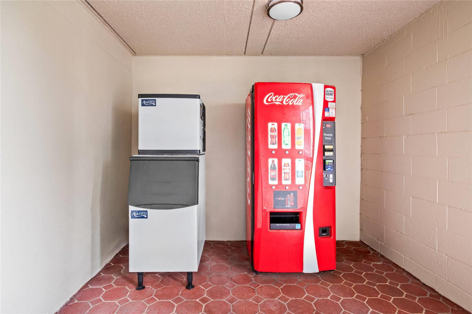 Фото Travelodge by Wyndham New Orleans West Harvey Hotel