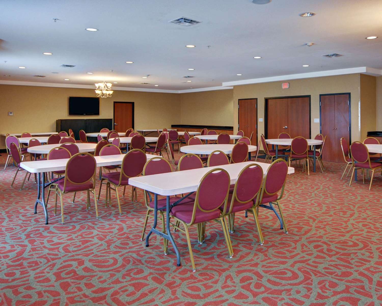 Фото Quality Suites Near Cedar Creek Lake