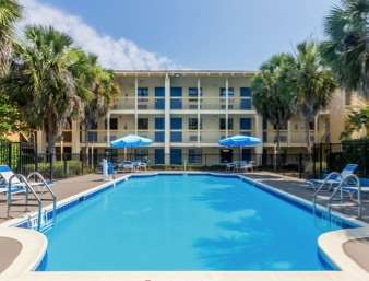 Фото Casa Bella Inn & Suites