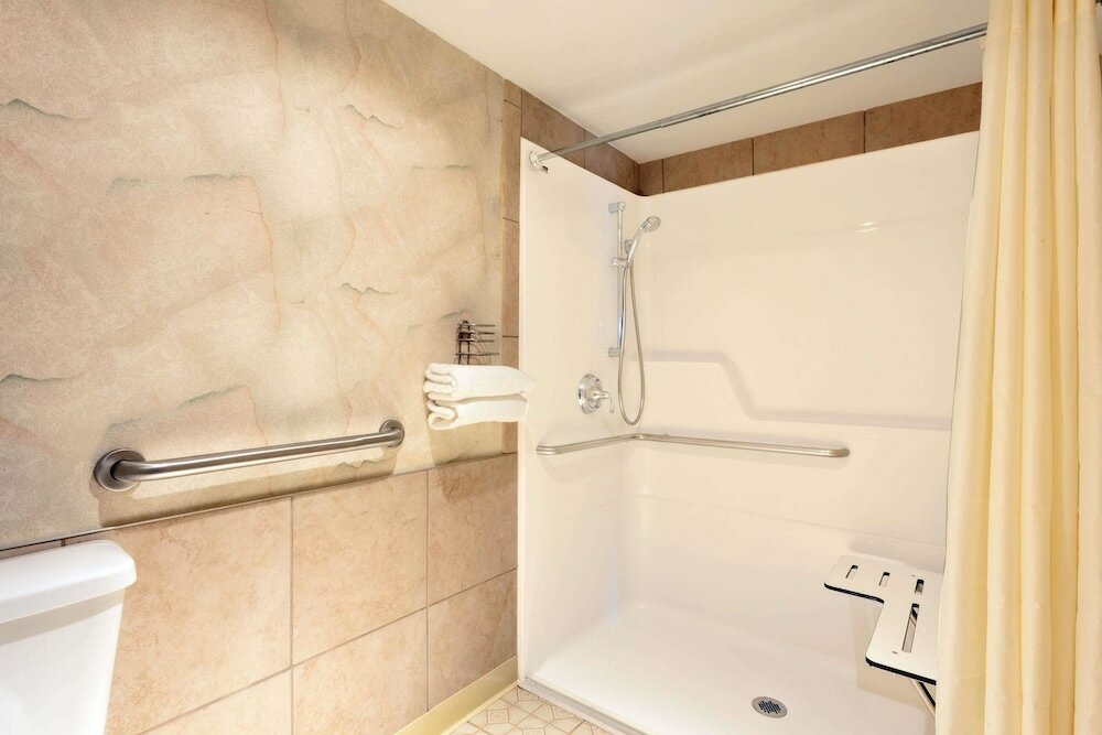 Фото Days Inn by Wyndham Seatac Airport