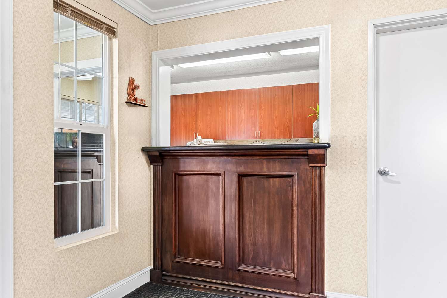 Фото SureStay Hotel by Best Western Castro Valley