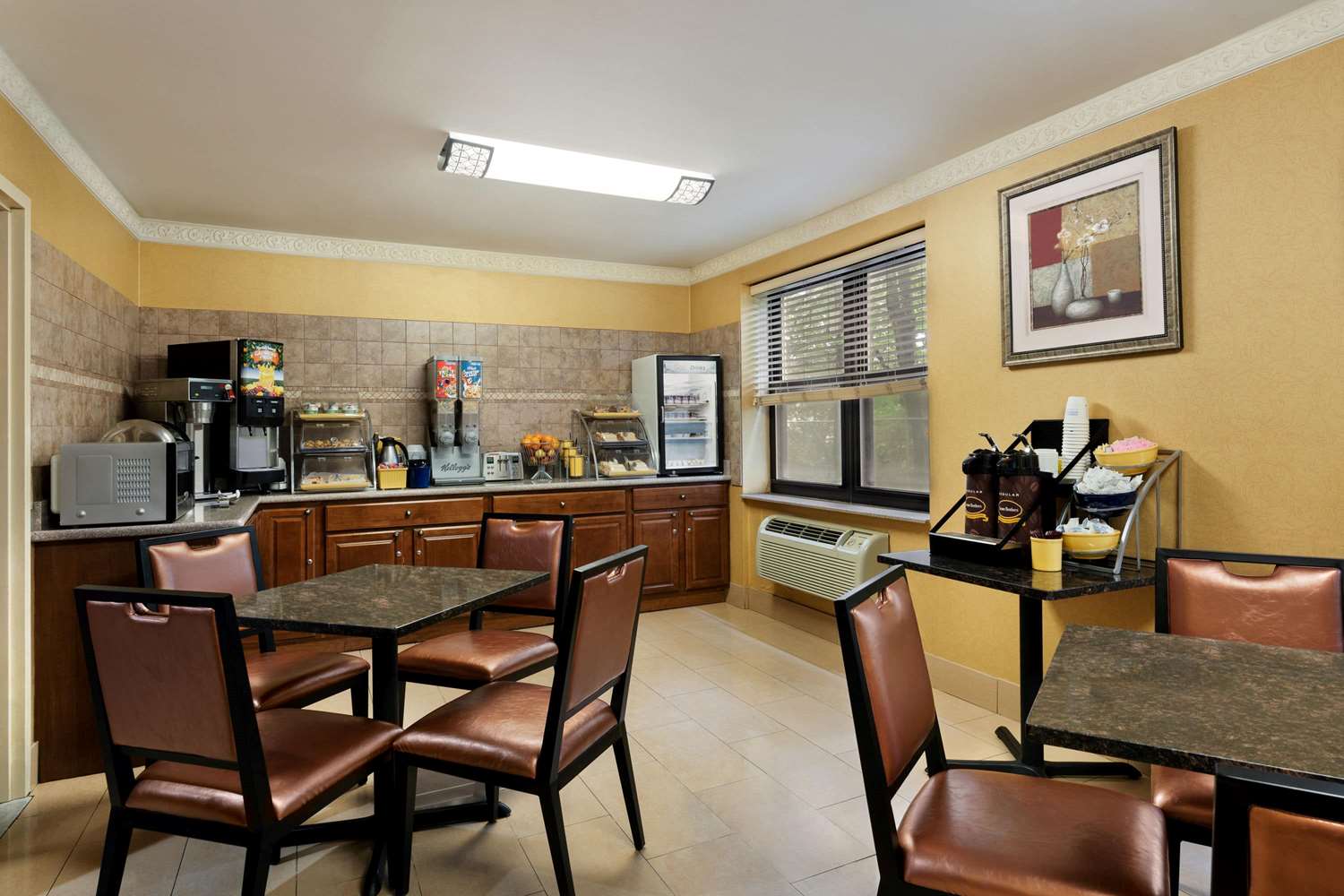 Фото Days Inn by Wyndham Brooklyn