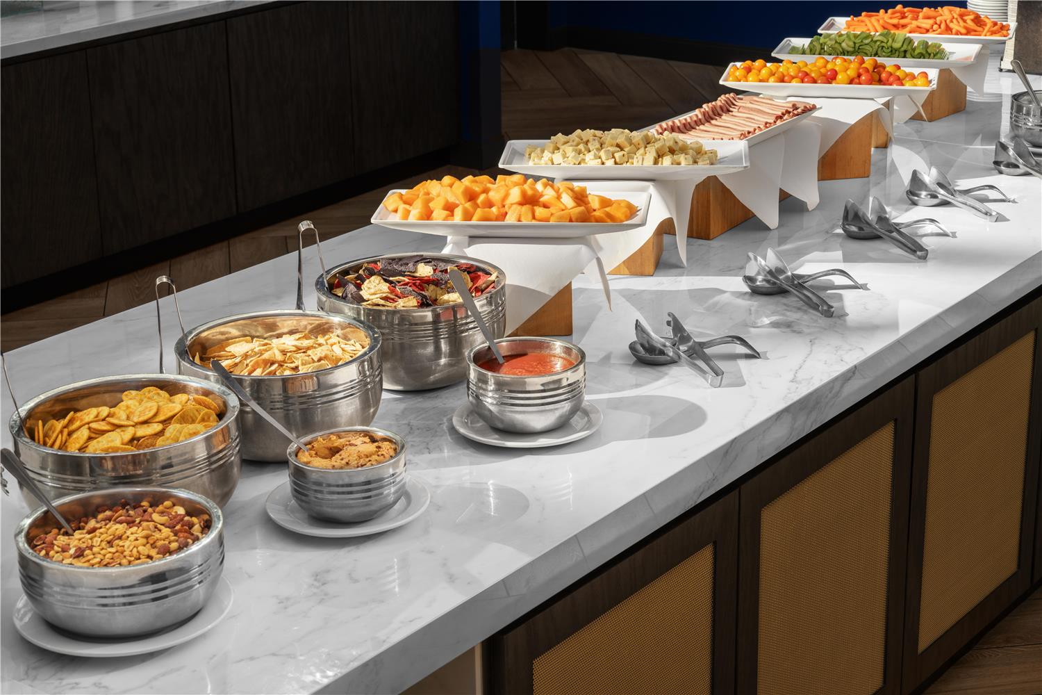 Фото Embassy Suites by Hilton Boston at Logan Airport