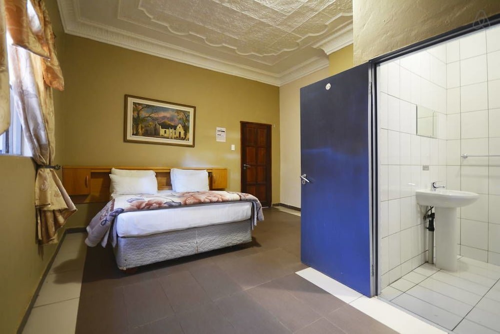 Фото Legacy Guest Lodge