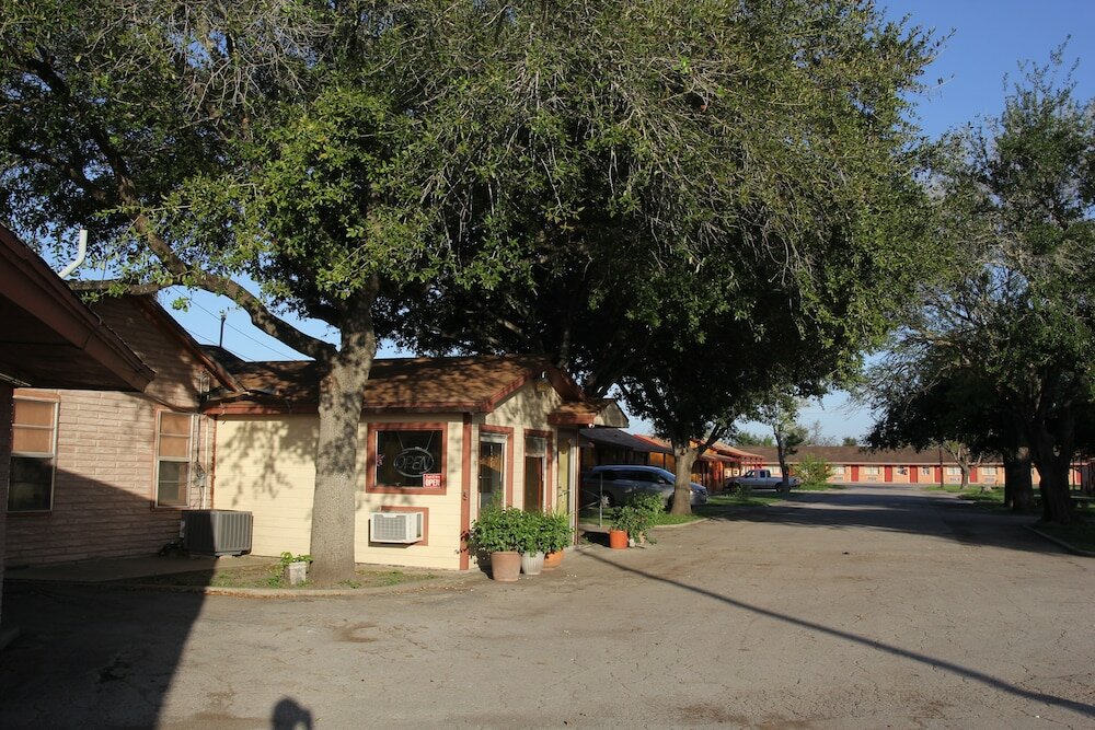 Фото Lakeside Inn & Suites