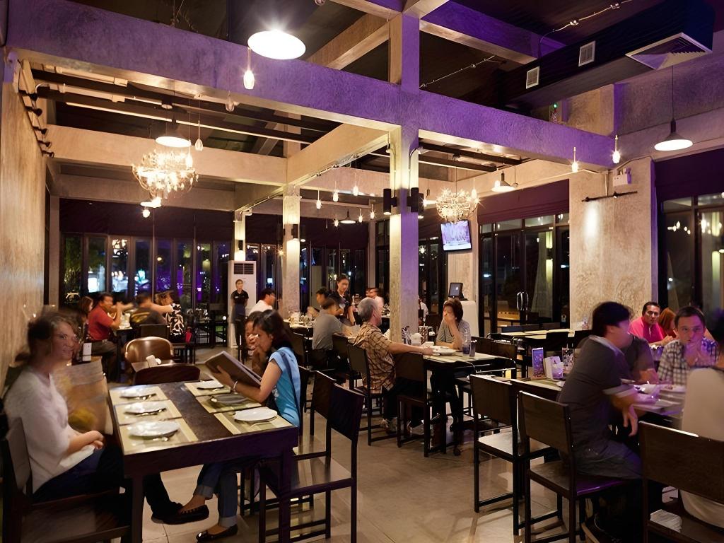 Фото The River Hotel