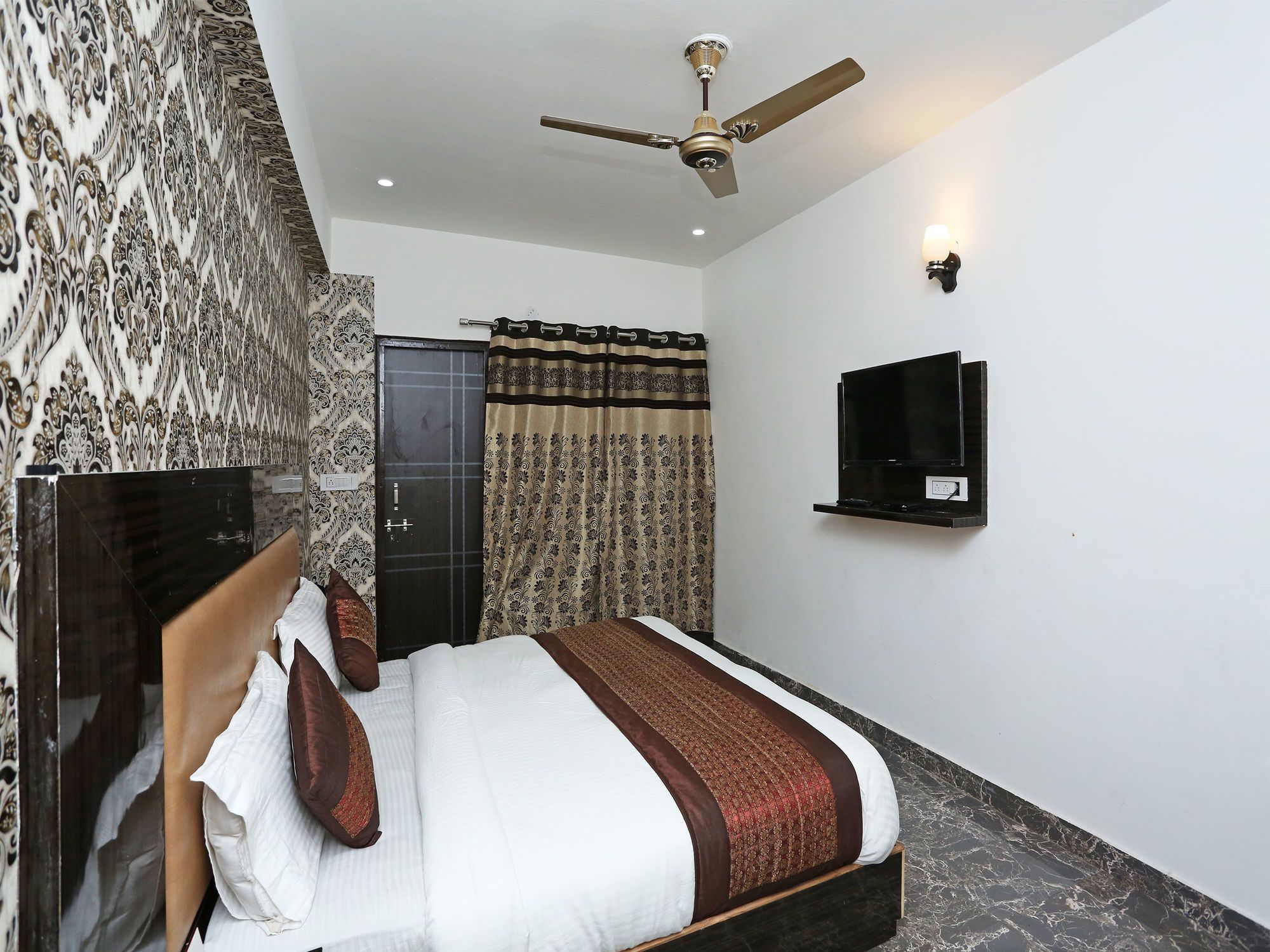 Фото Oyo 11405 Hotel Tej Palace