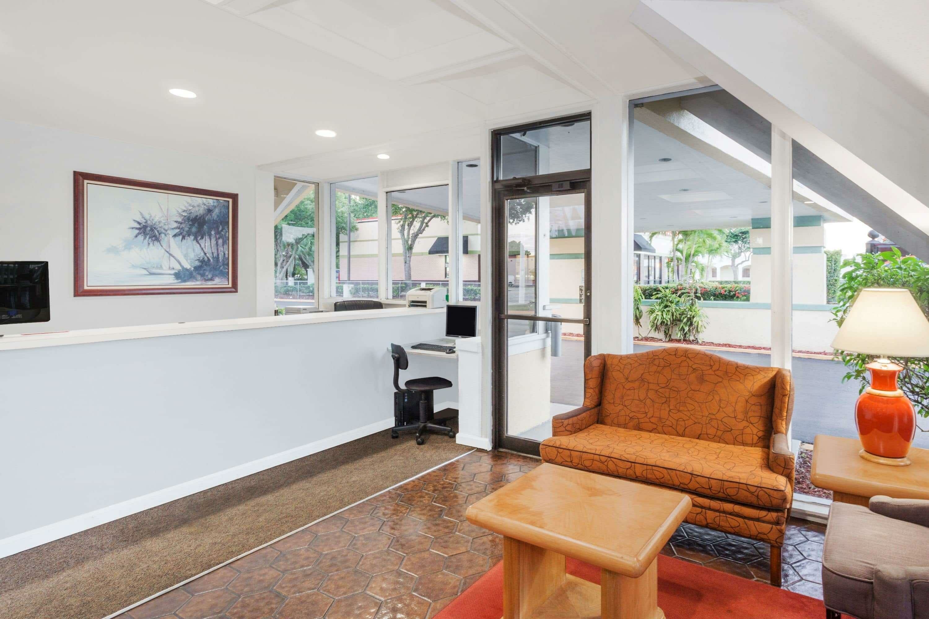 Фото Howard Johnson by Wyndham Vero Beach Downtown