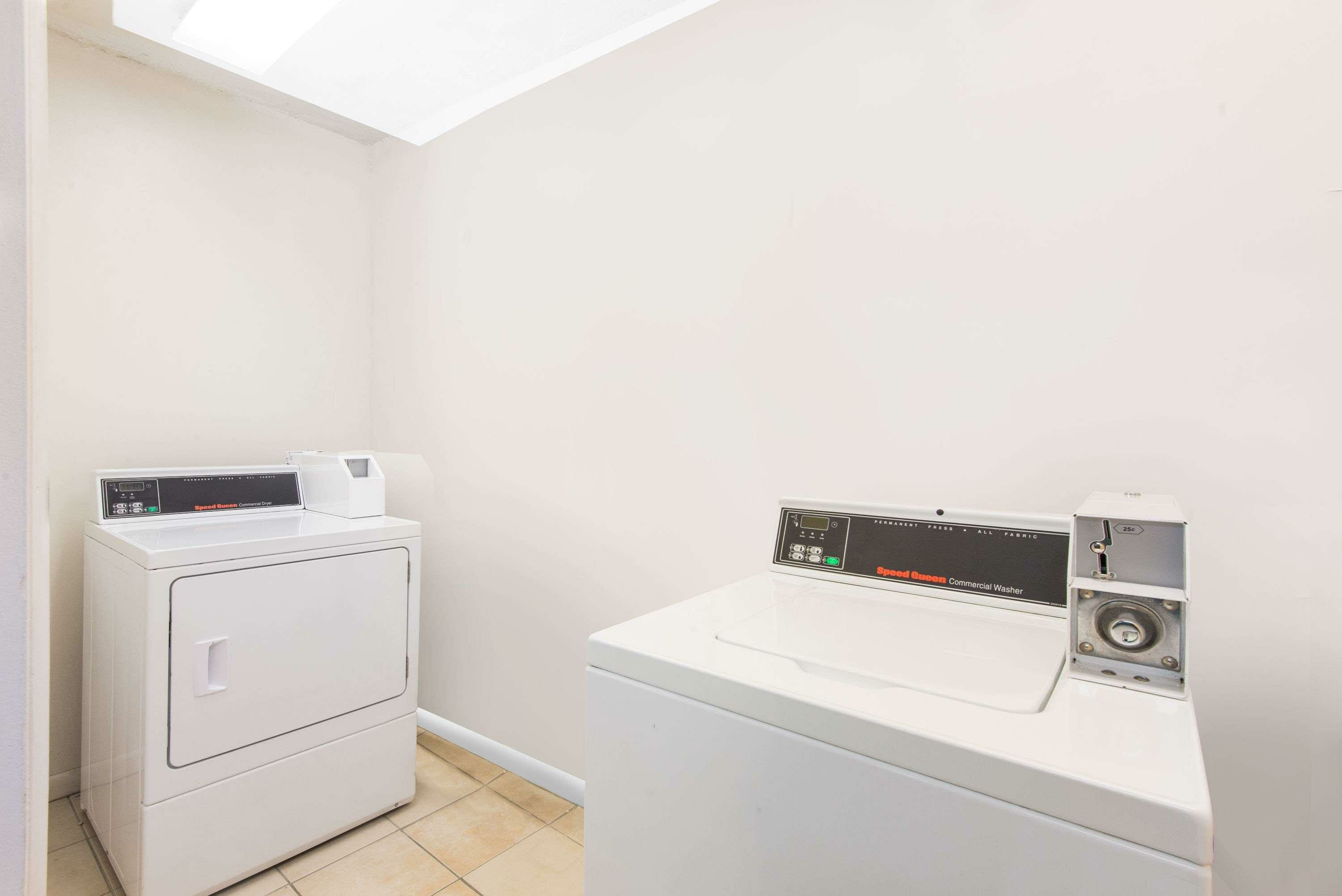 Фото Days Inn by Wyndham Arlington Pentagon