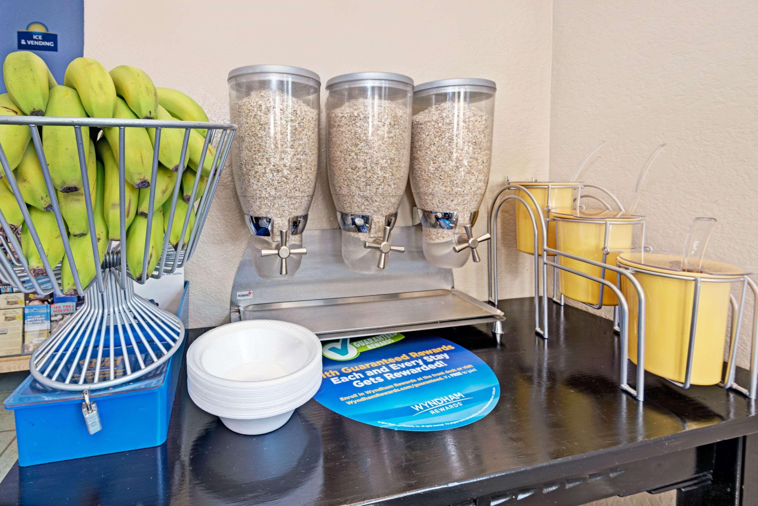 Фото Days Inn by Wyndham Espanola