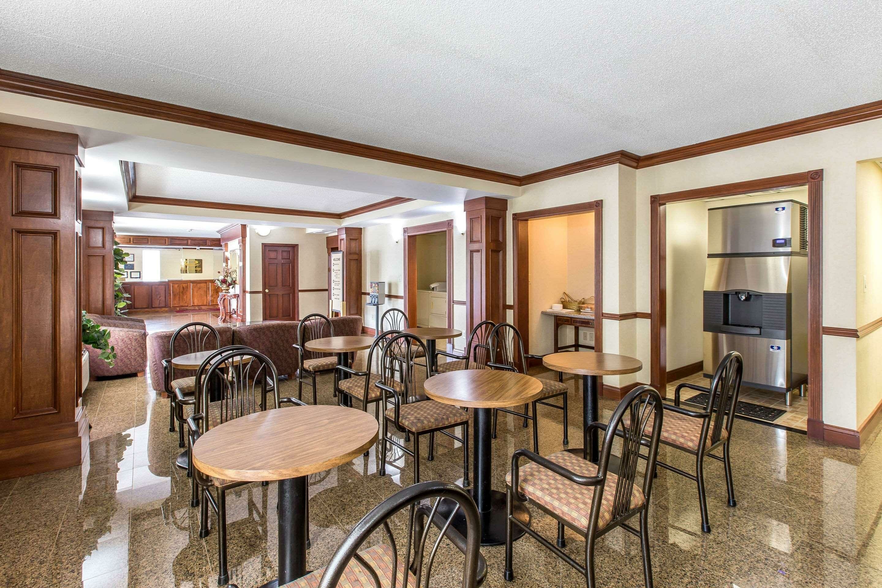 Фото Econo Lodge At Six Flags