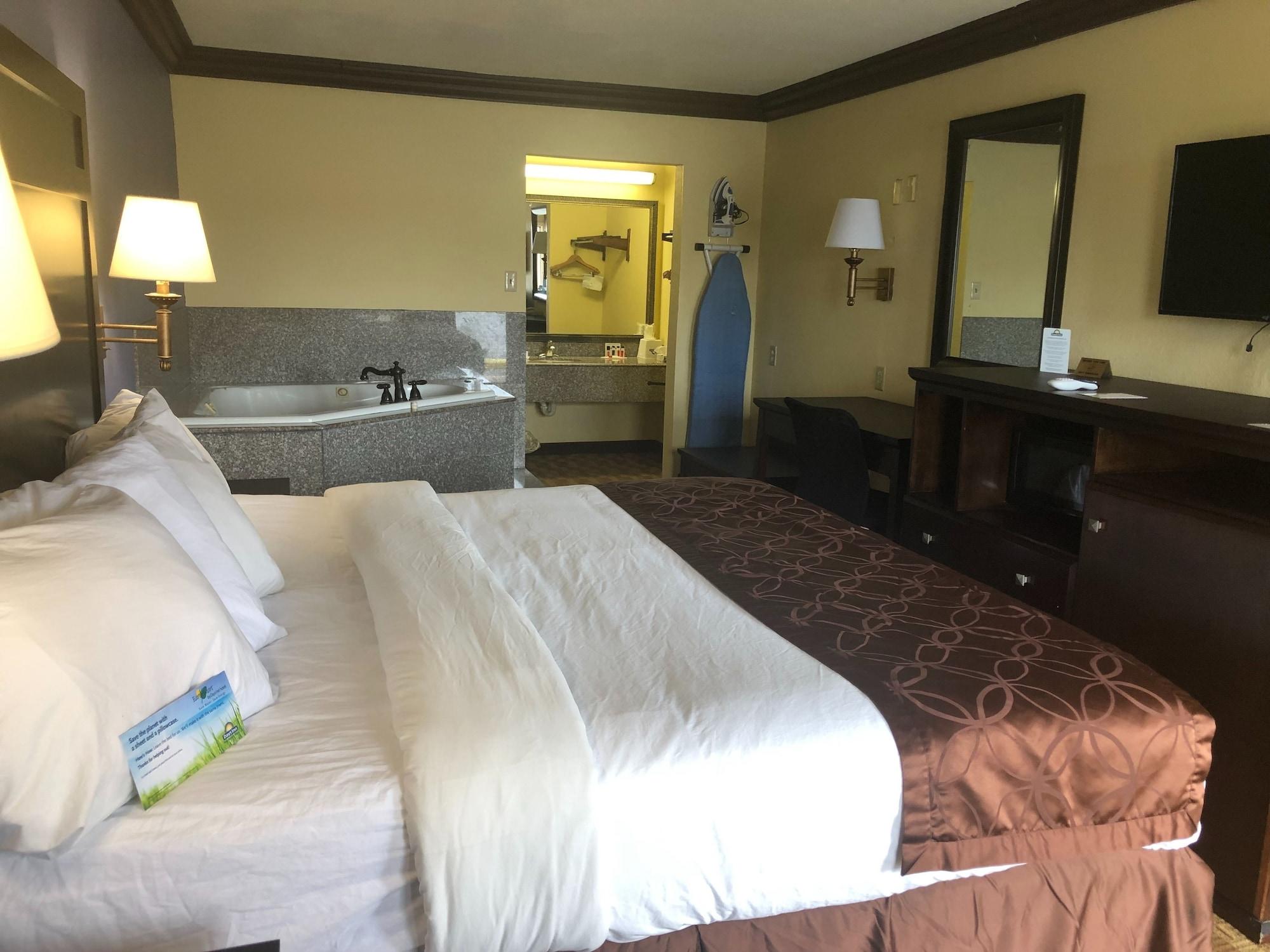 Фото Days Inn by Wyndham Lake Charles