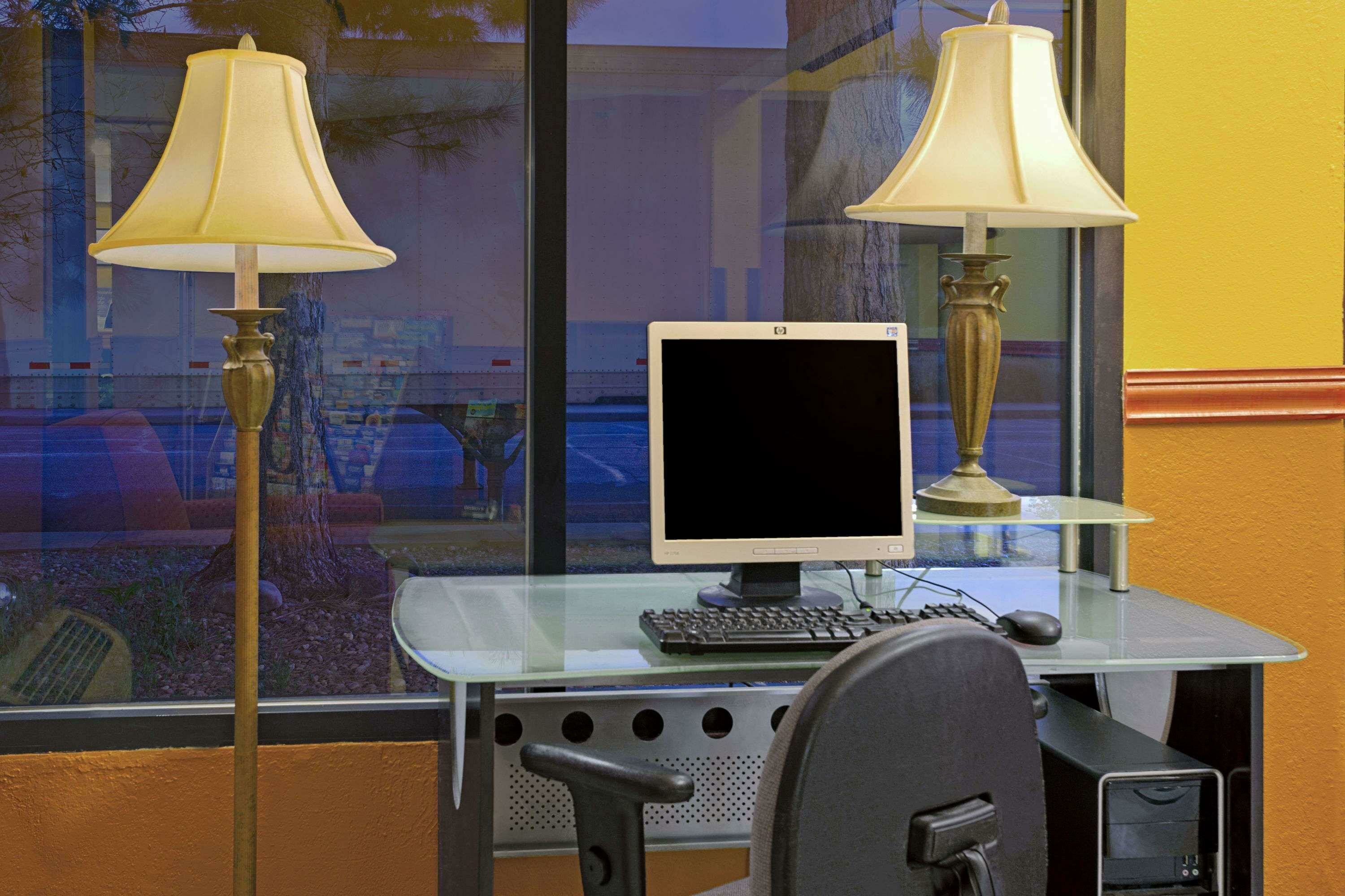 Фото Super 8 by Wyndham Denver Stapleton