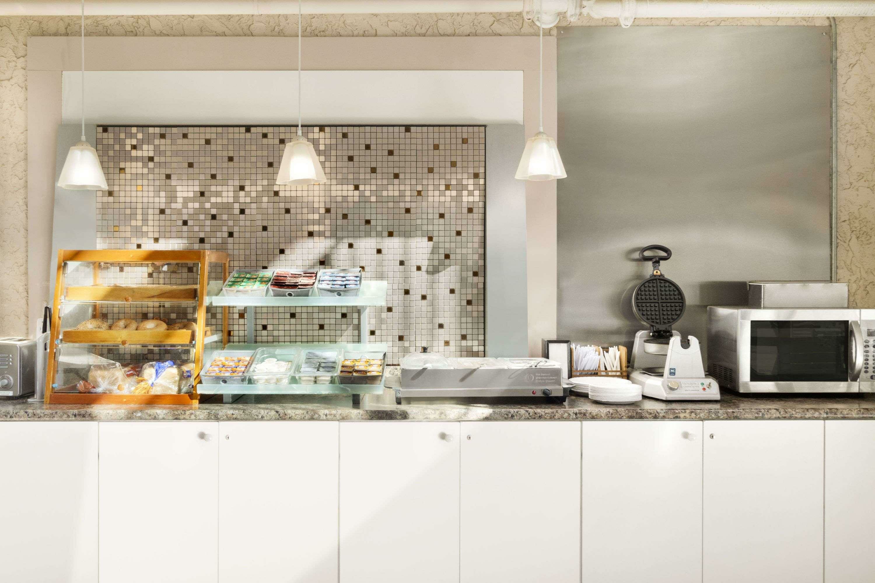 Фото Days Inn by Wyndham Lethbridge