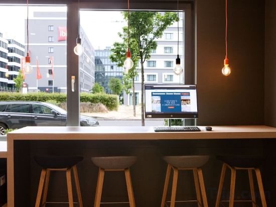 Фото Holiday Inn Express Duesseldorf Airport