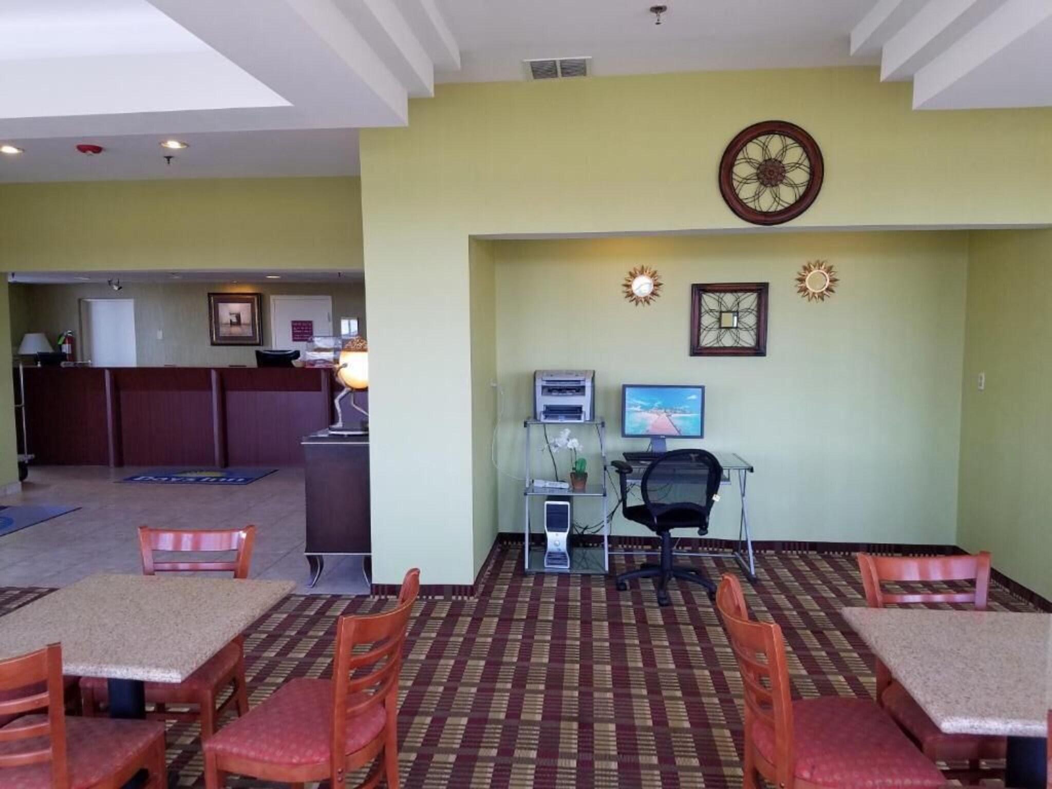 Фото Days Inn by Wyndham Windsor Locks Bradley Intl Airport
